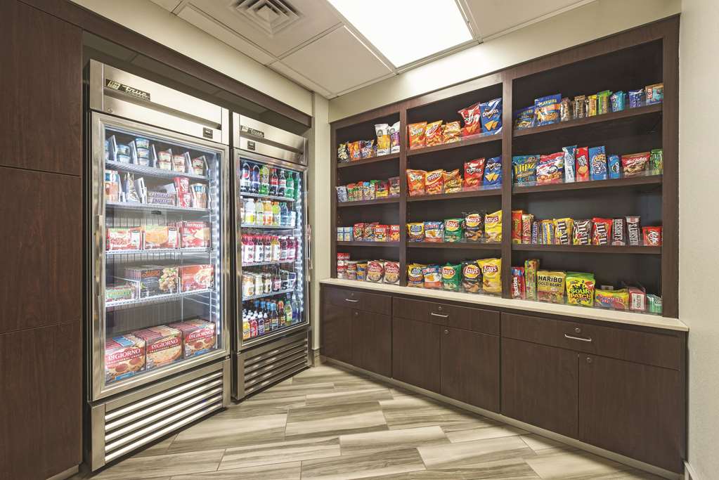 La Quinta Inn & Suites by Wyndham St. Louis Westport - photo 51