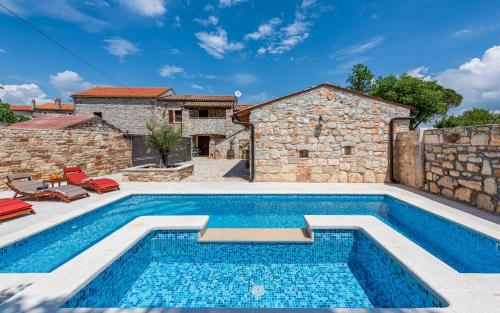 Villa Casa di Roccia for 8 people near Pula pet friendly with heated pool & jacuzzi — 4-Star Luxury Hotel in Marcana, Croatia