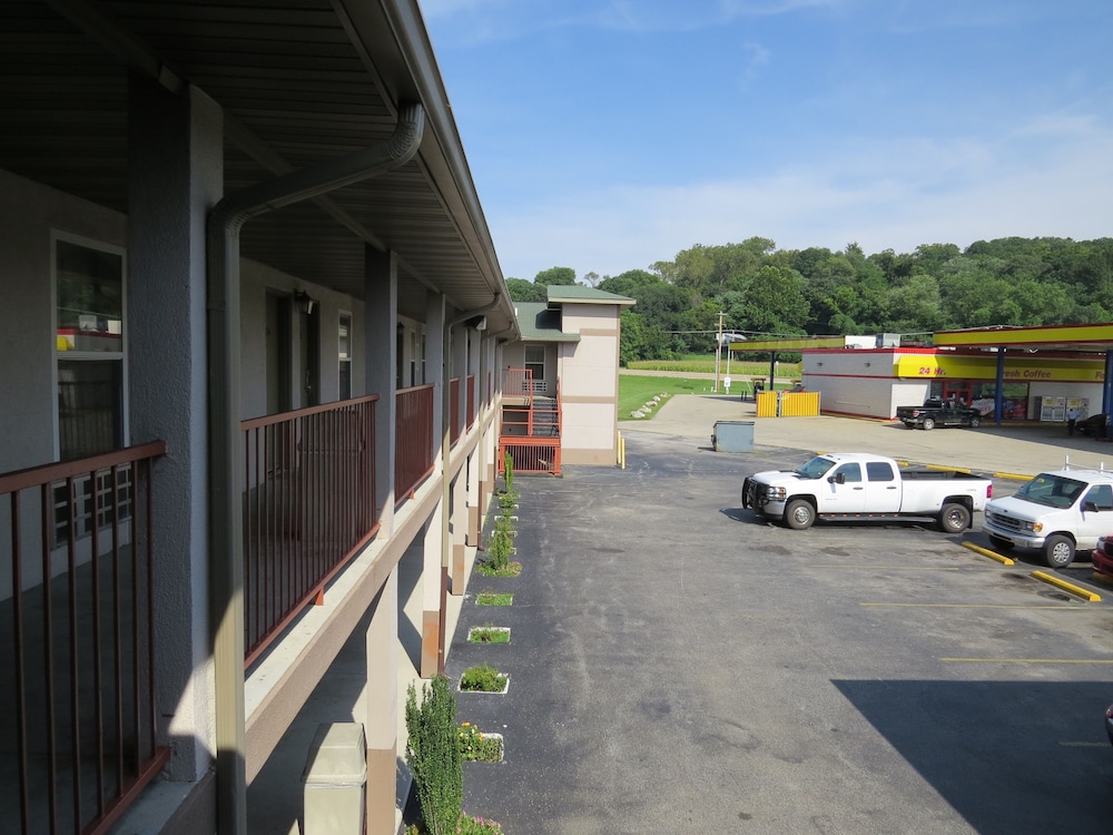 First Western Inn Caseyville - photo 40