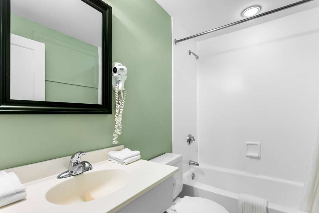 Rodeway Inn Gorham Riverside - photo 31