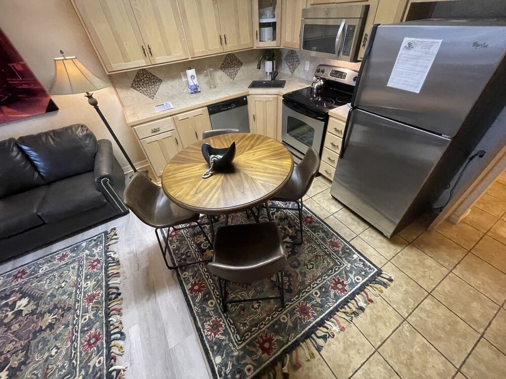 SU15 Spacious studio with full kitchen dining table and rock patio overlooking Lake Ouachita. by RedAwning - photo 6