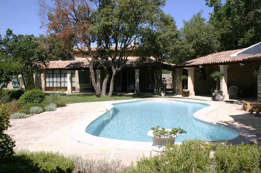 Provencal Villa in the Heart of the Luberon Scrubland — 4-Star Luxury Hotel in Gordes, France