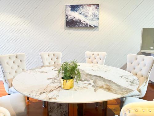 Holiday Villa pool garden — 4-Star Luxury Hotel in Templestowe, Australia