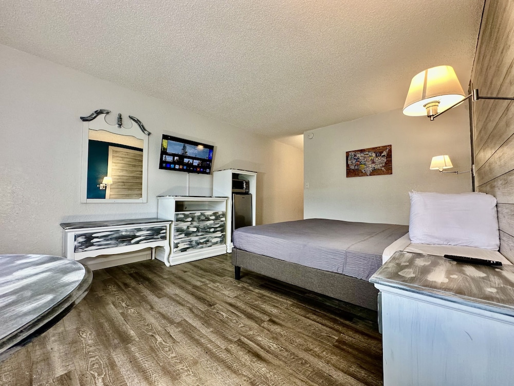 Ozark Inn & Suites - photo 7