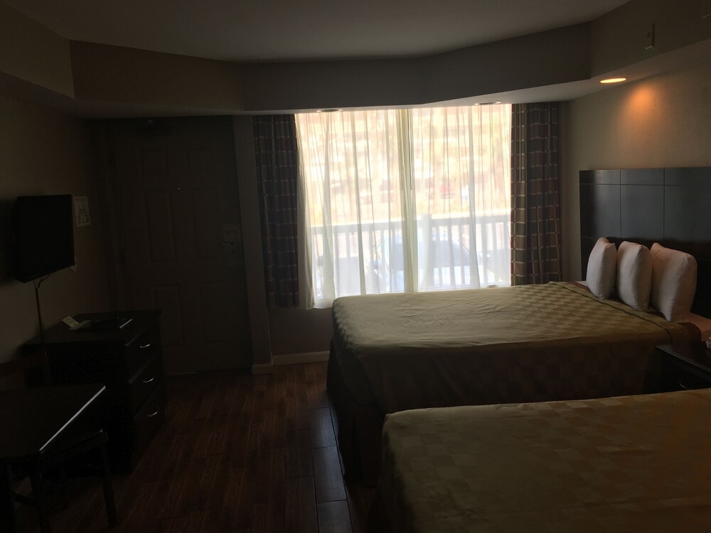 Boardwalk Inn and Suites - photo 6