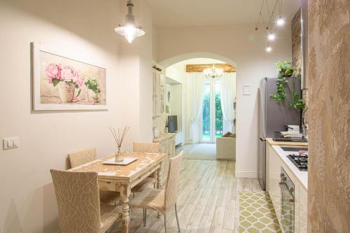 Stylish 2 bedroom flat garden — 4-Star Luxury Hotel in Florence, Italy
