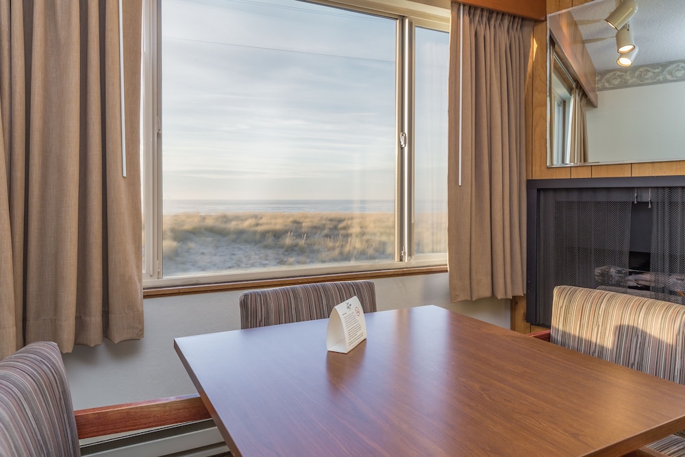 Ebb Tide Oceanfront Inn - photo 43