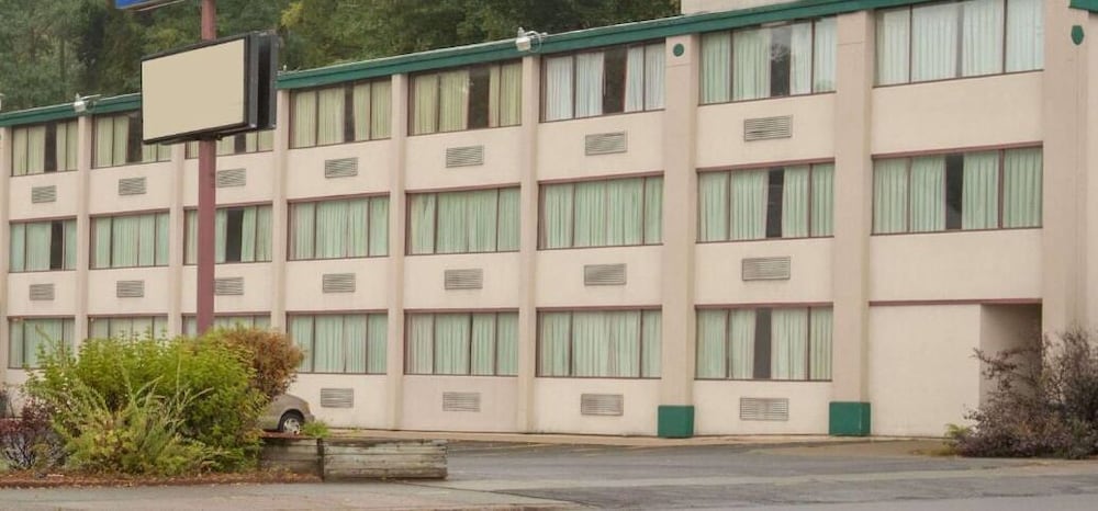 Schenectady Inn & Suites - photo 15