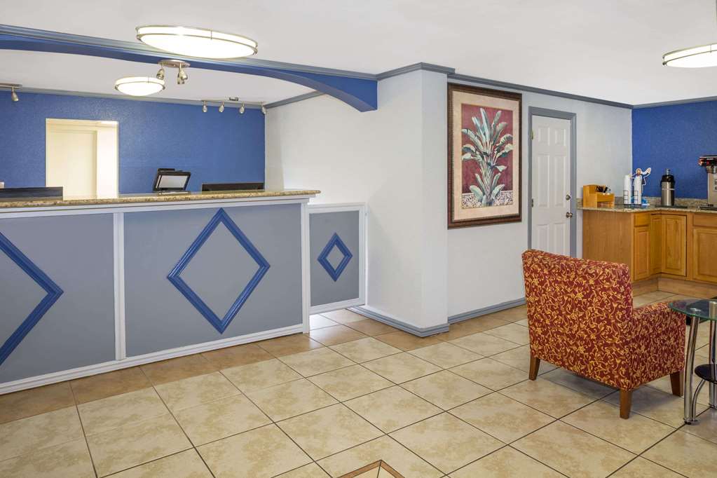Travelodge by Wyndham Fort Myers North - photo 4