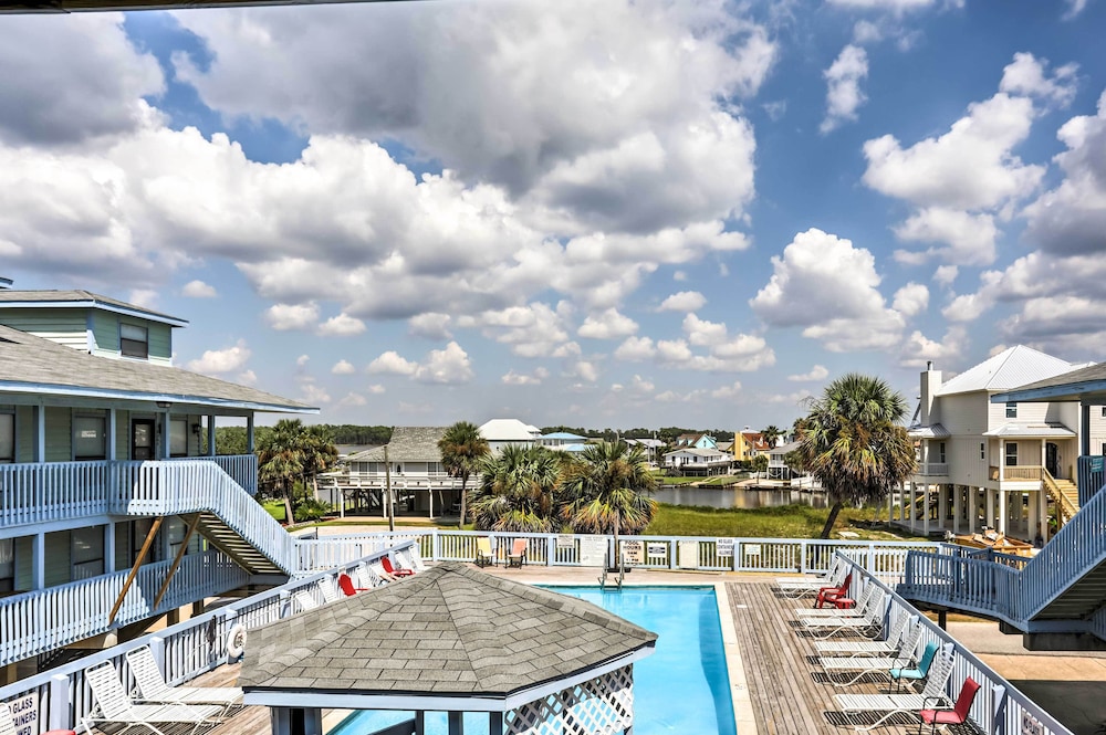 Gulf Shores Condo w Pool Access: Steps to Beach — 4-Star Luxury Hotel in Gulf Shores, United States