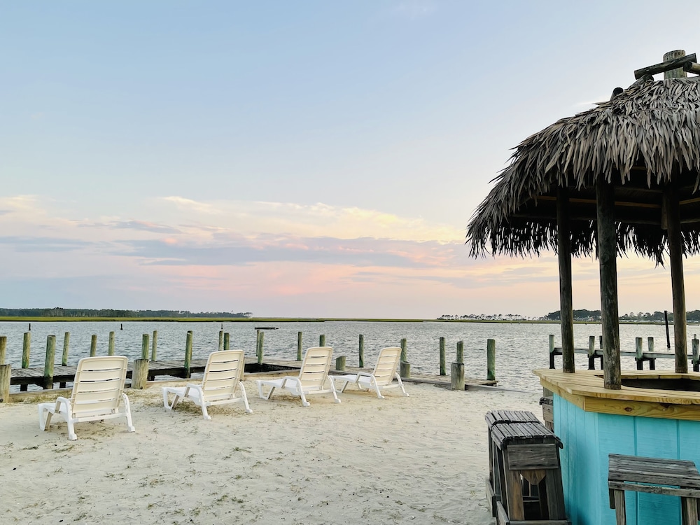 Snug Harbor Marina and Hotel - photo 24