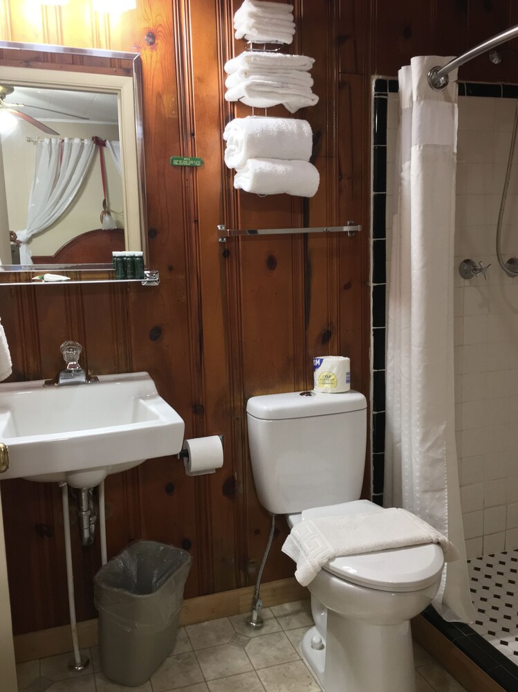CedarWood Inn - photo 95
