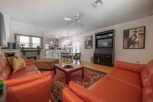 Nawlins vibe with rooftop verandah near Riverwalk and downtown in Tampa, United States