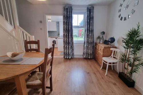 Entire House With Garden & Parking Nr Ashford Int — 4-Star Luxury Hotel in Ashford, United Kingdom