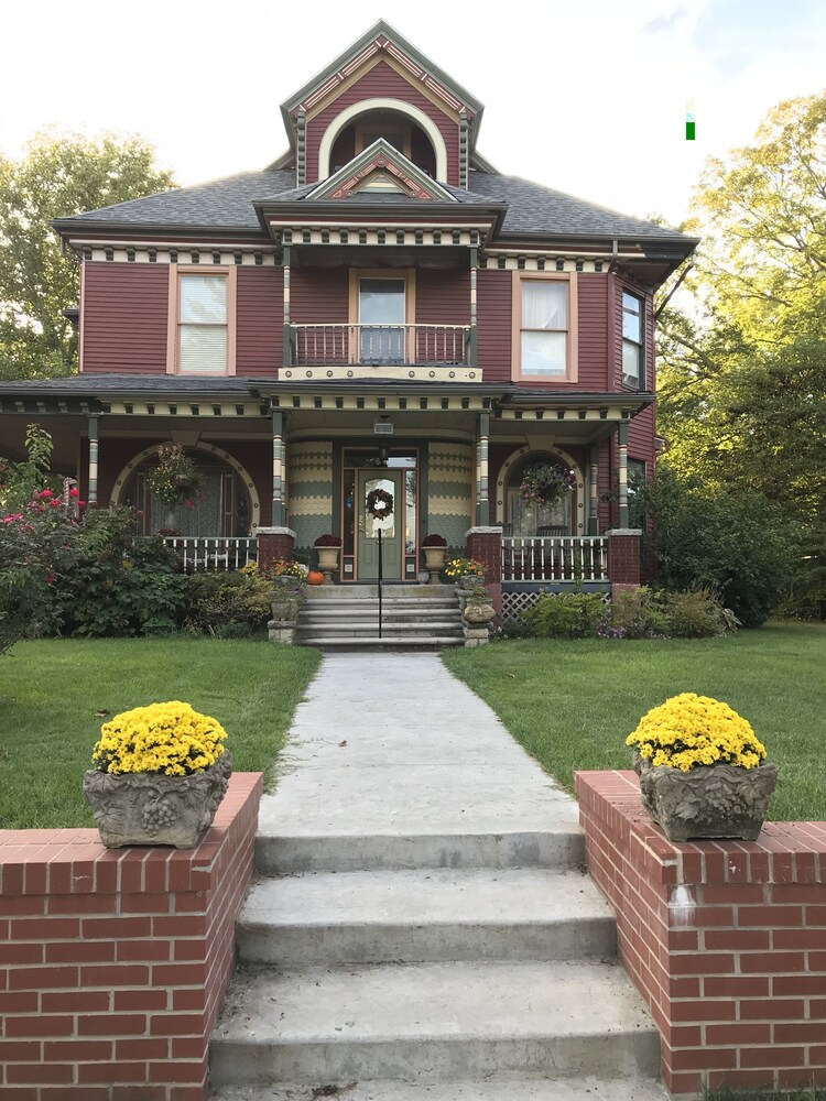 Grand Avenue Bed And Breakfast 6005982 — Carthage