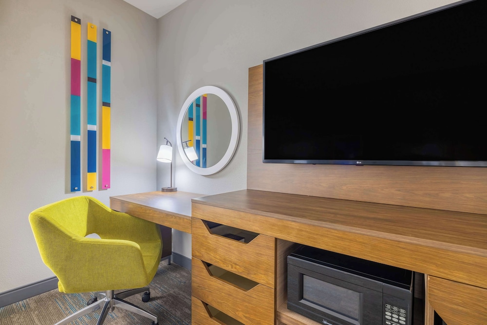 Hampton Inn & Suites Brenham - photo 13