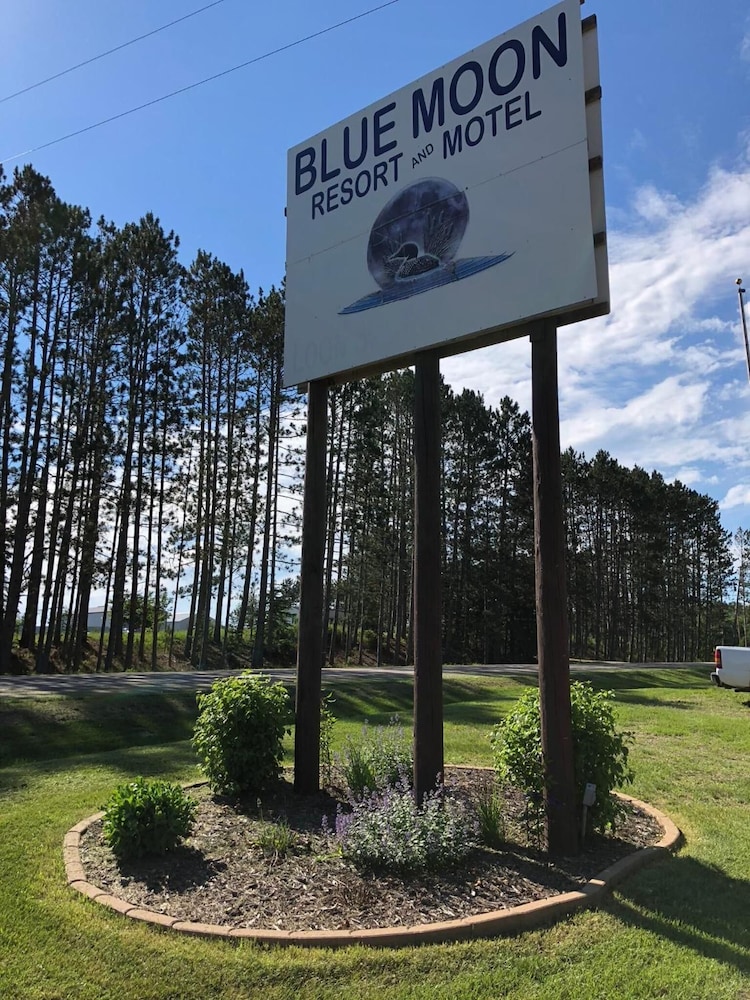 Blue Moon Resort and Motel - carbon neutral hotel in Hill