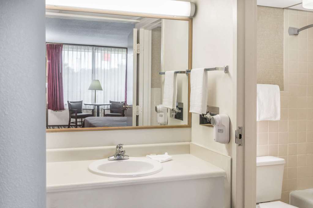 Super 8 by Wyndham Valdosta Mall - photo 8
