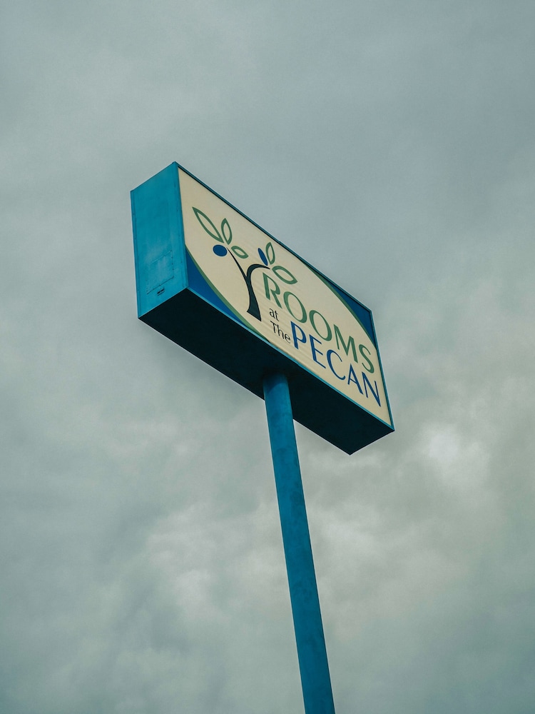 Rooms at The Pecan — hotel in Brownsville