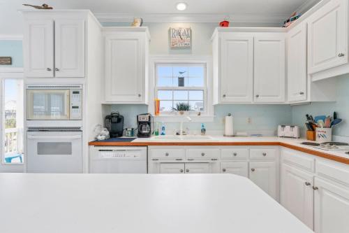 5 Buoys by Oak Island Accommodations - photo 14