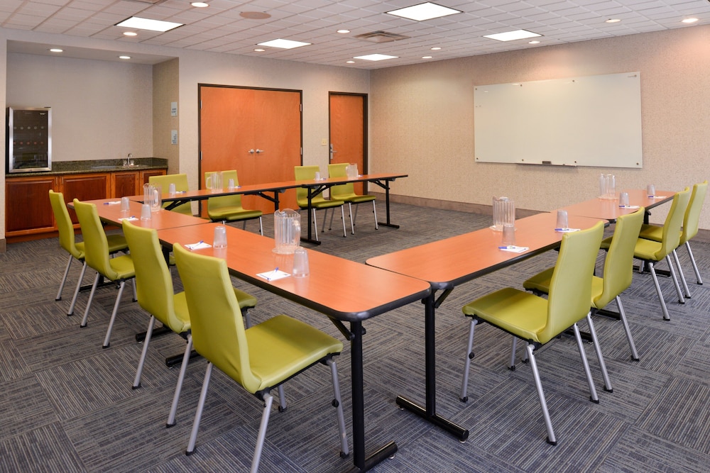 Holiday Inn Express & Suites Parkersburg Mineral Wells by IHG - photo 42