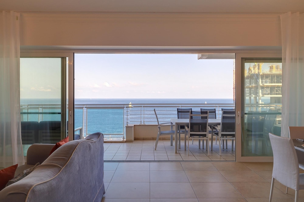 Stunning Seafront Lux Apt Fort Cambridge wt POOL — 4-Star Luxury Hotel in Sliema, Malta