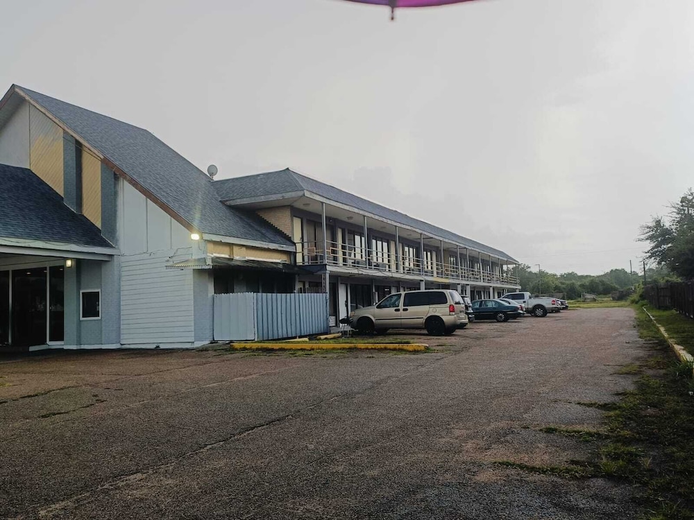 Grumpys Motor Inn Flatonia - photo 32