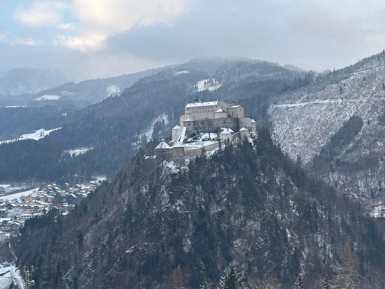 Haus Biechl Mit Blick Auf Die Burg Hohenwerfen — 4-Star Luxury Hotel in Pfarrwerfen, Austria