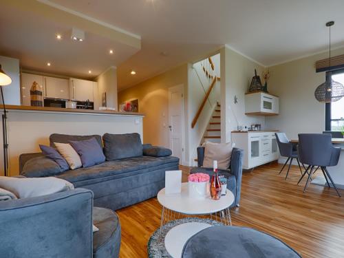 Reetland am Meer Premium Reetdachvilla mit 3 Schlafzimmern Sauna Kamin und Massagesessel F05 in Dranske, Germany