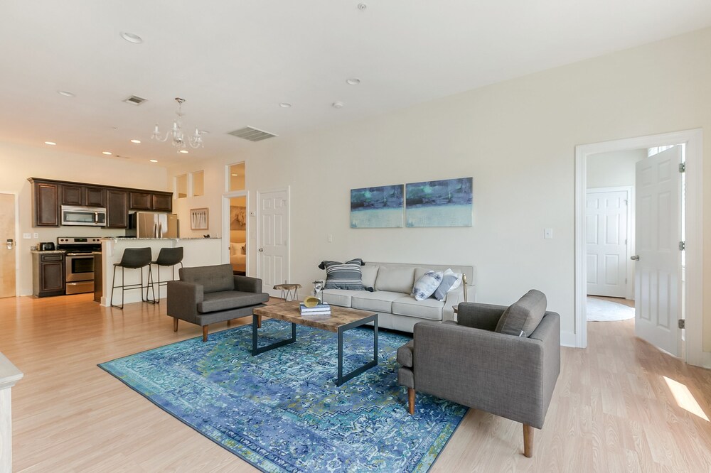 Hip 2BR in Arts Warehouse District - photo 29