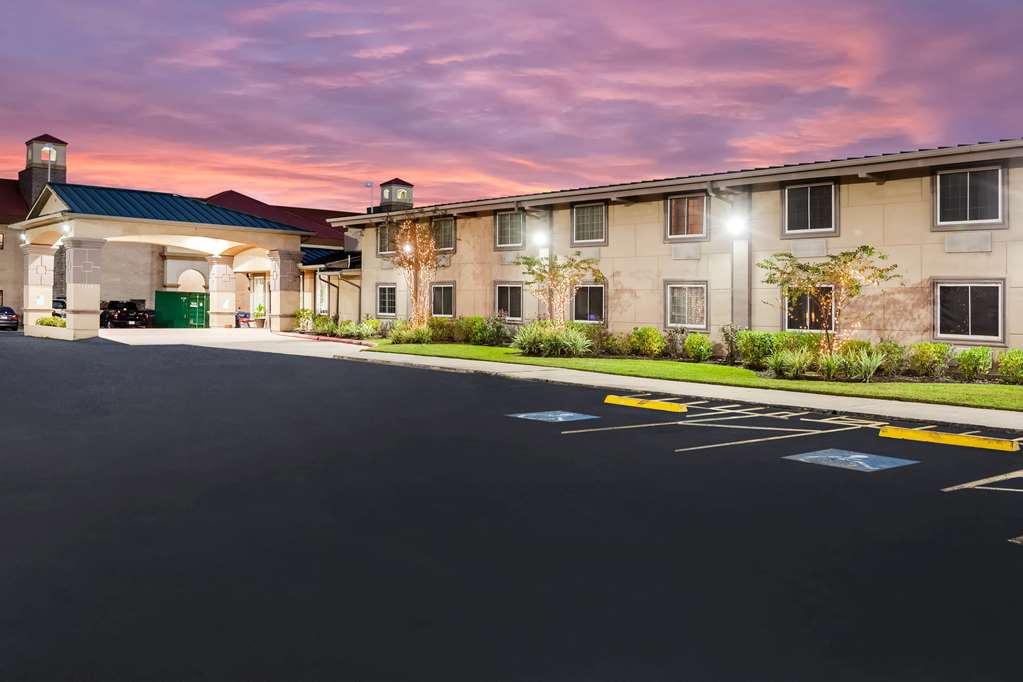 Super 8 by Wyndham Beaumont I 10 South College St - photo 4