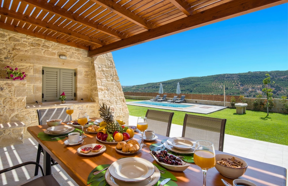 Villa Arietta — 4-Star Luxury Hotel in Kissamos, Greece