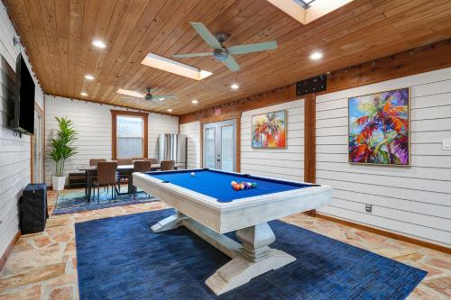 Ultimate Retreat Game Room Fire Pit BBQ Office in San Antonio, United States