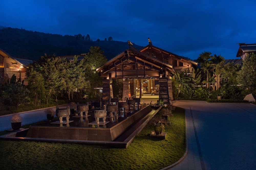 DoubleTree Resort by Hilton Hainan Qixianling Hot Spring — 4-Star Luxury Hotel in Baocheng, People's Republic of China