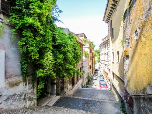 Sant Onofrio Trastevere Vatican apartment Roma — 4-Star Luxury Hotel in Rome, Italy