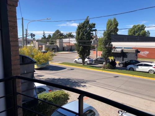 Amplia casa dos pisos estacionamiento patio. — 4-Star Luxury Hotel in Puerto Madryn, Argentina