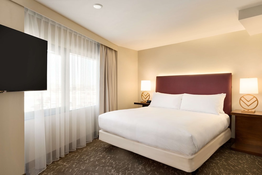 Embassy Suites by Hilton Phoenix Downtown North - photo 24