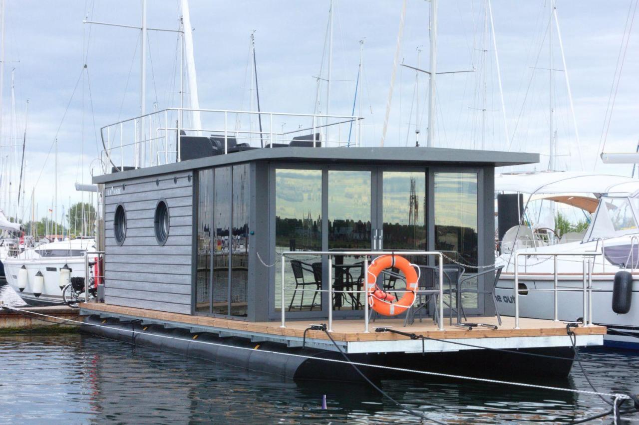 Hausboot Fjord Lacerta mit Dachterrasse in Wendtorf — hotel in Wendtorf