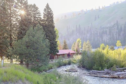 Southfork Lodge Riverside Inn - photo 21