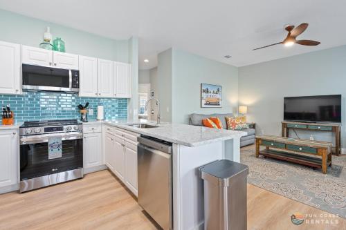 ON Flagler Avenue Dog Friendly with Balcony and Parking Walk to the Beach — 4-Star Luxury Hotel in New Smyrna Beach, United States
