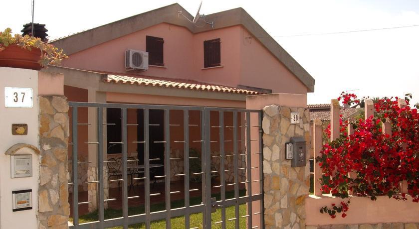 Casa Vacanze Villa Carola — 4-Star Luxury Hotel in Quartu Sant'elena, Italy