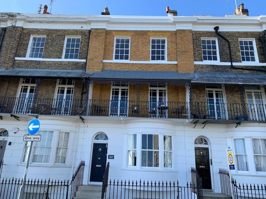 Ramsgate Retreats Latimer House boutique seaside holiday home for large families groups golf — 4-Star Luxury Hotel in Ramsgate, United Kingdom