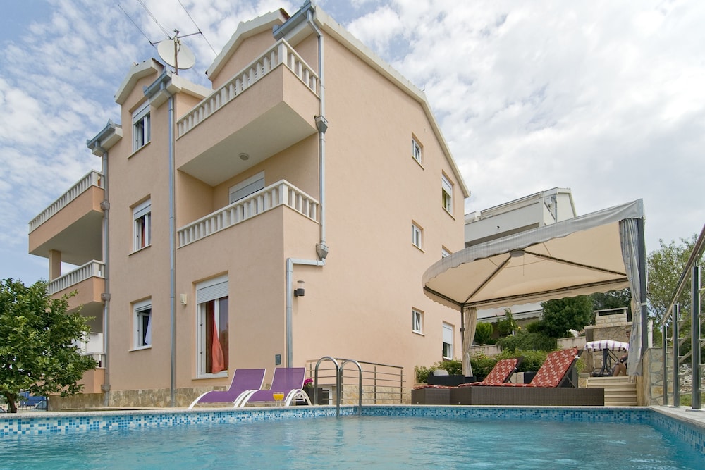 Villa Jelovic — 4-Star Luxury Hotel in Okrug Gornji, Croatia