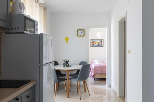Stephanie green island apartments