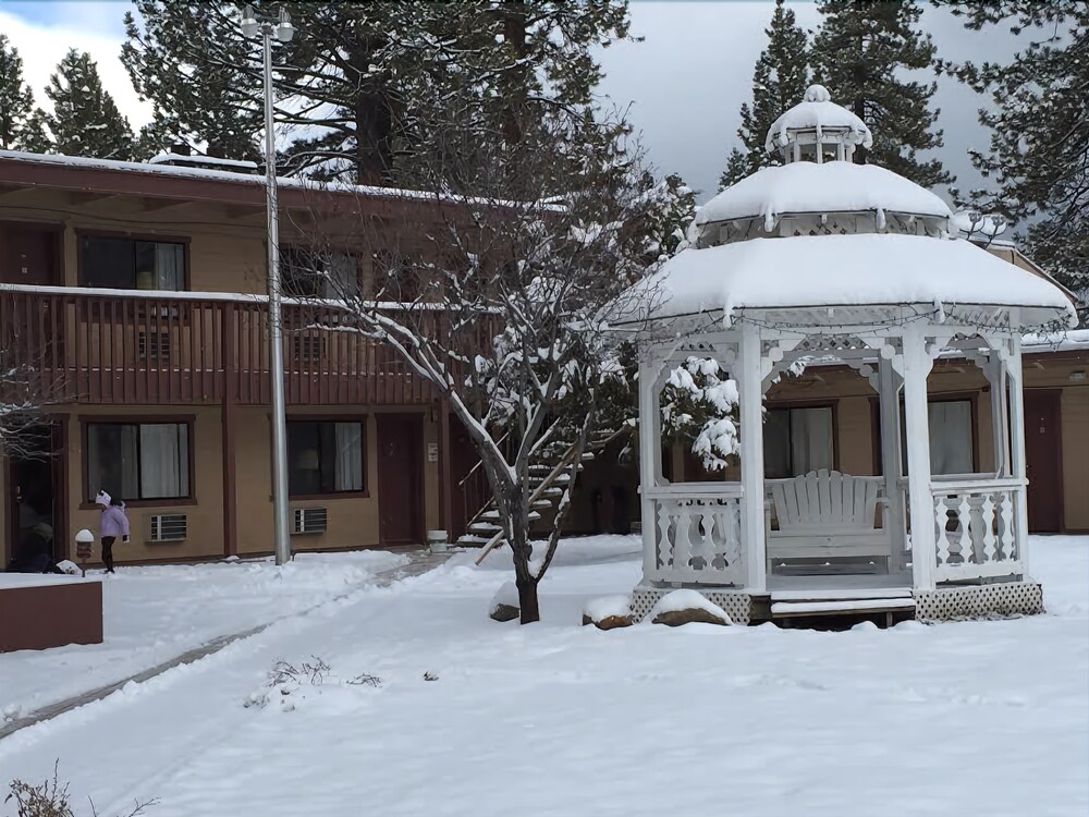 Econo Lodge - photo 23