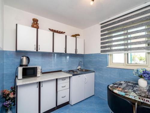 Apartment & Rooms Alan One Bedroom Apartment with Balcony and Sea View