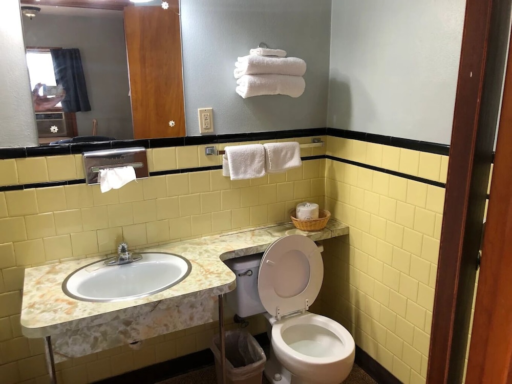 Hillcrest Motel - photo 13