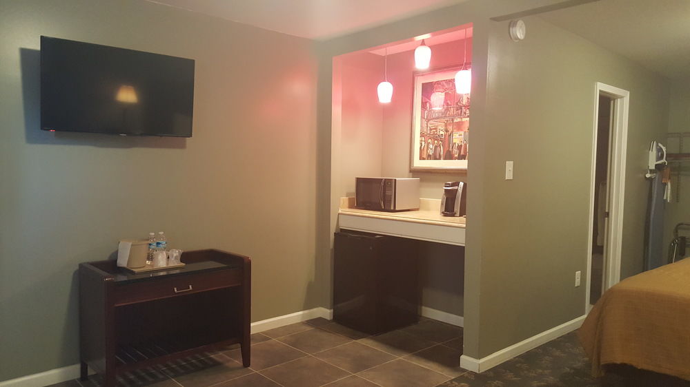 Jefferson Inn and Suites - photo 14