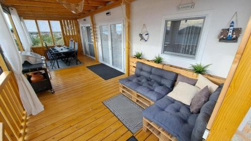 Mobile Home Tom 12 — 4-Star Luxury Hotel in Pakostane, Croatia