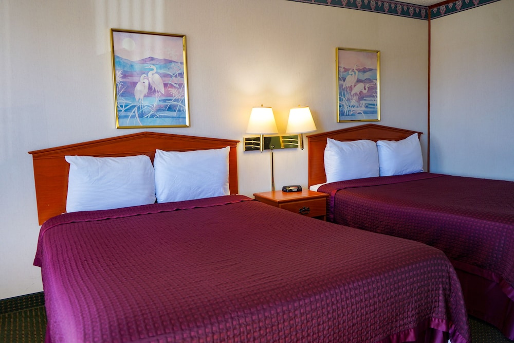 Sunset Inn Clarksville - photo 24